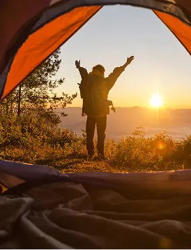 Camper erkunden die Natur